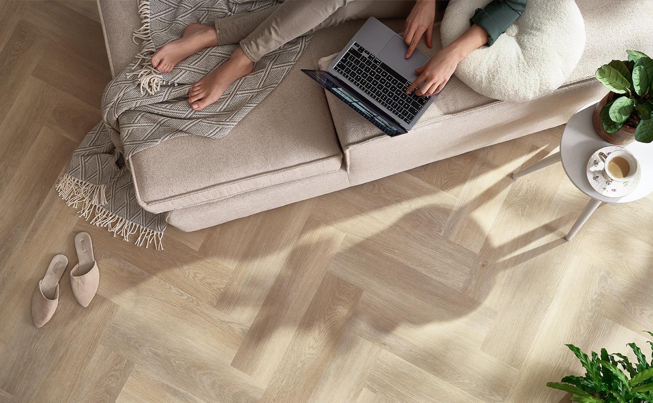 Arbiton Amaron Herringbone Dearwood Oak – halszálka mintás klikkes SPC padló