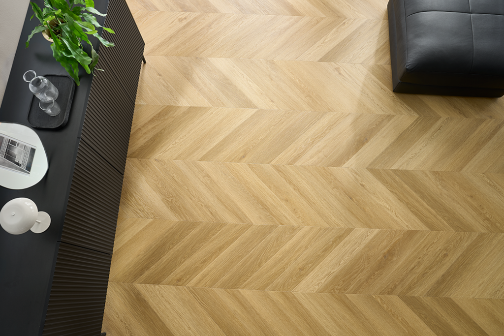 Arbiton Amaron Chevron Menor Oak – francia halszálka mintás klikkes SPC padló