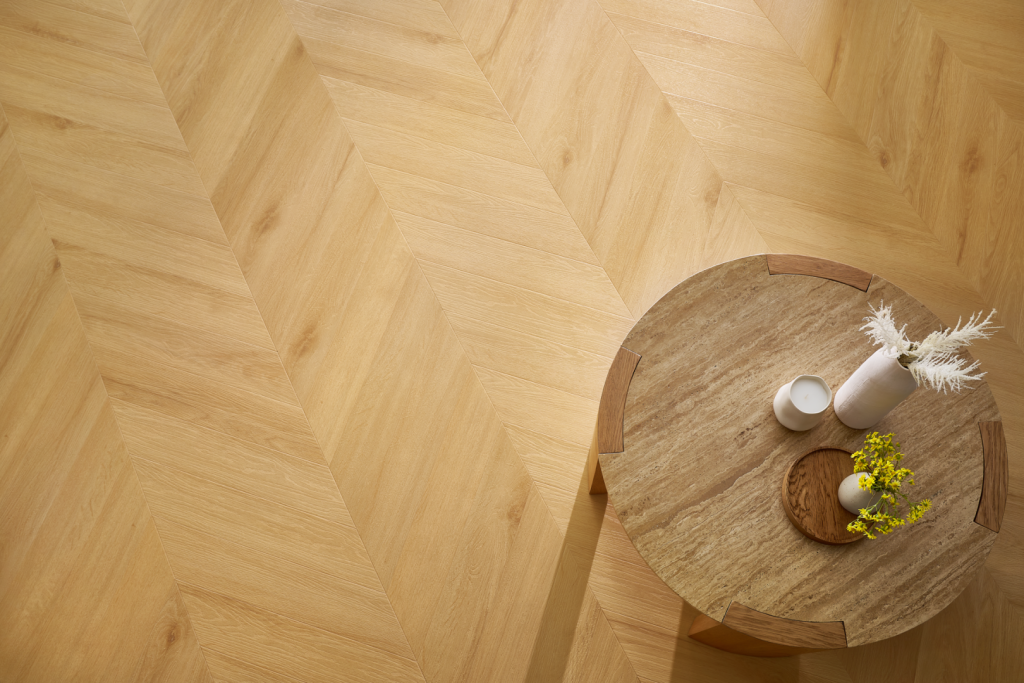Arbiton Amaron Chevron Virgin Oak – francia halszálka mintás klikkes SPC padló