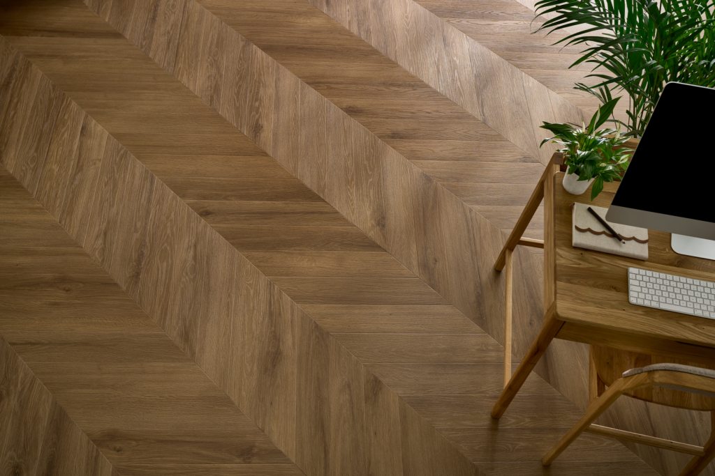 Arbiton Amaron Chevron Rochester Oak – francia halszálka mintás klikkes SPC padló