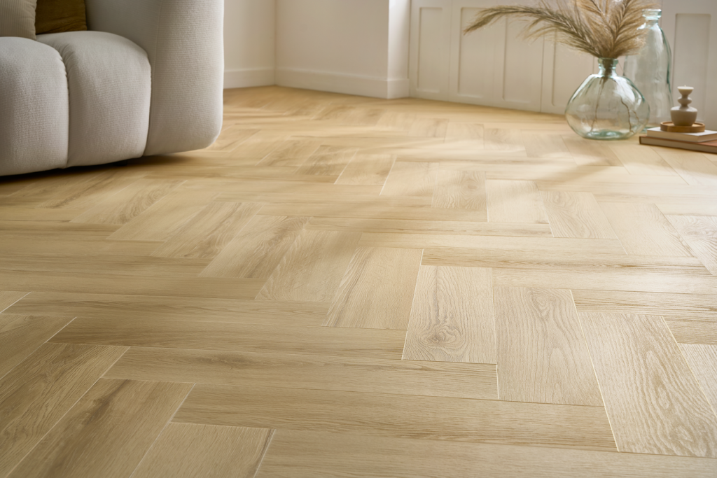 Arbiton Amaron Herringbone EIR Princeton Oak – halszálka mintás klikkes SPC padló