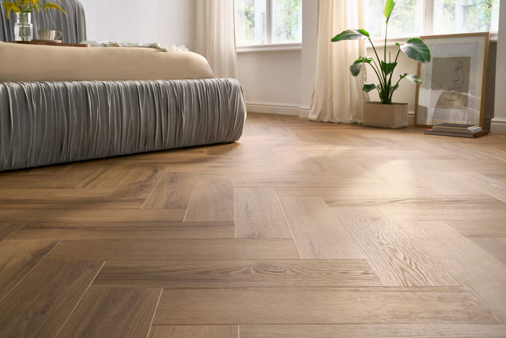 Arbiton Amaron Herringbone EIR Rochester Oak – halszálka mintás klikkes SPC padló