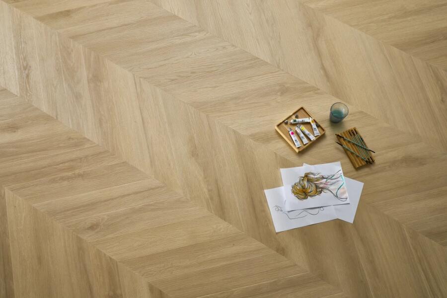 Arbiton Amaron Chevron Princeton Oak – francia halszálka mintás klikkes SPC padló