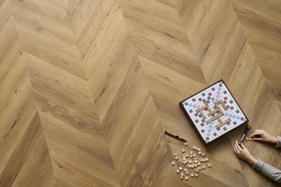 Arbiton Amaron Chevron Georgetown Oak – francia halszálka mintás klikkes SPC padló