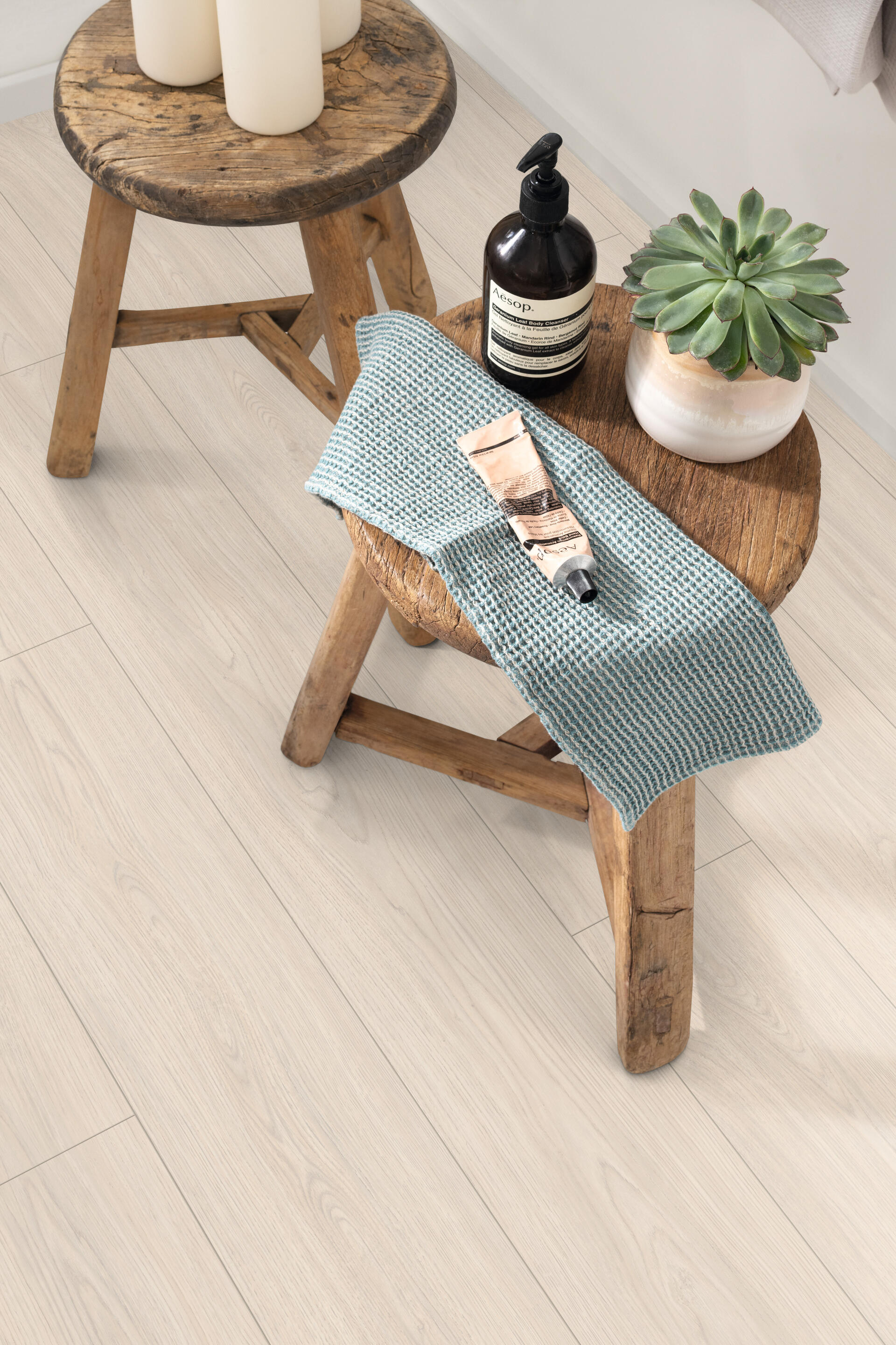 Egger Pro Classic 8/33 Aqua+ White Casella Oak – laminált padló