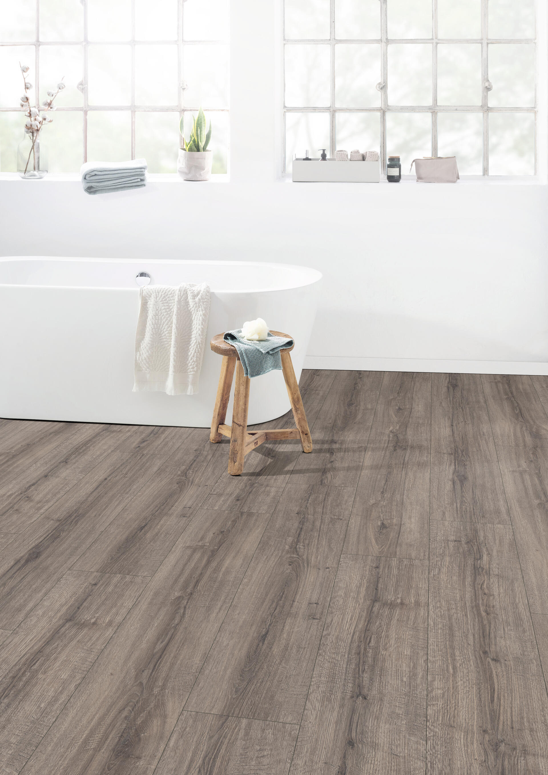 Egger Pro Large 8/33 Aqua+ Grey Sherman Oak – laminált padló