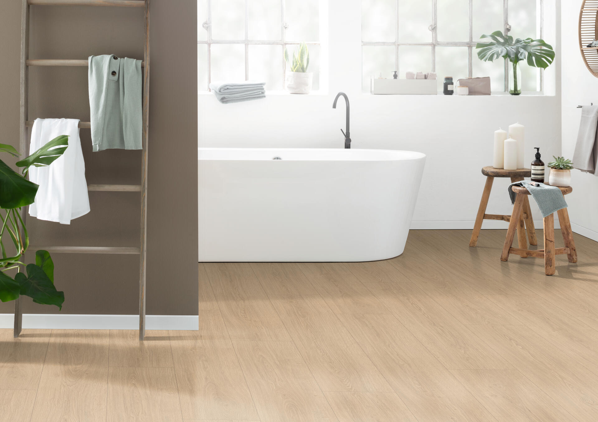 Egger Large 8/32 Aqua Natural Victoria Oak – laminált padló