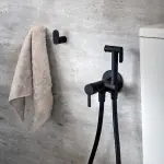 RamonSoler csaptelep WC-hez kettős biztonsági kikapcsolóval és fém kézi zuhannyal, Matt Black