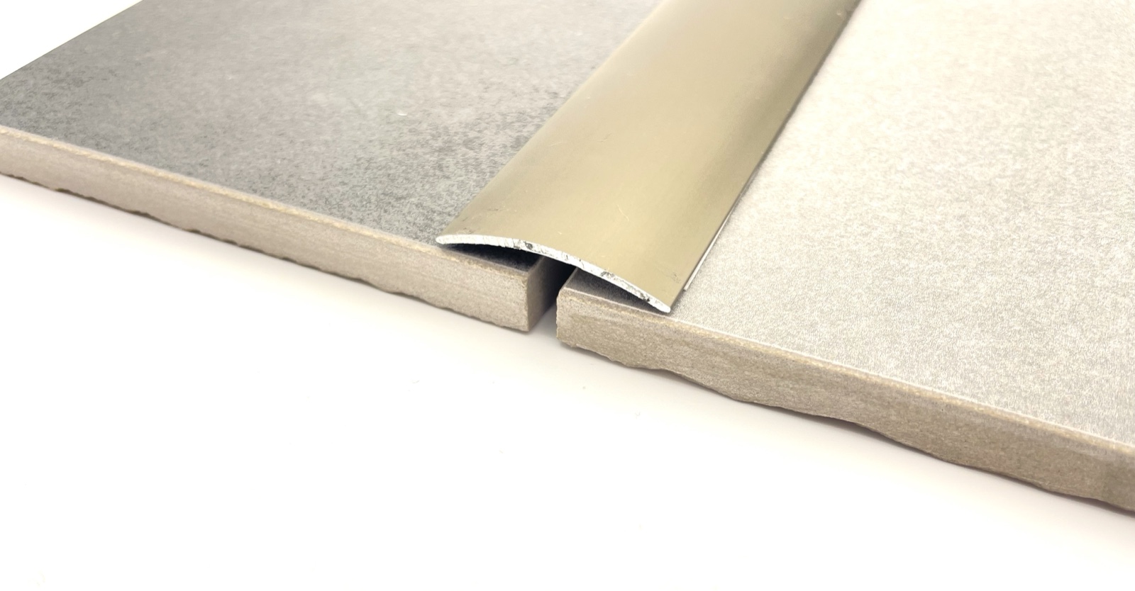 Lencse profil Öntapadós Eloxált Matt Titán Alumínium 30 mm (2,7 m/szál)