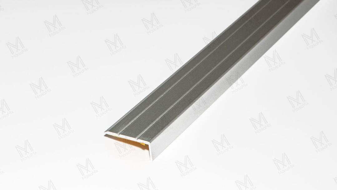 Alumínium lépcsőprofil 25x10 mm, 2,70 m/szál, öntapadós eloxált ezüst