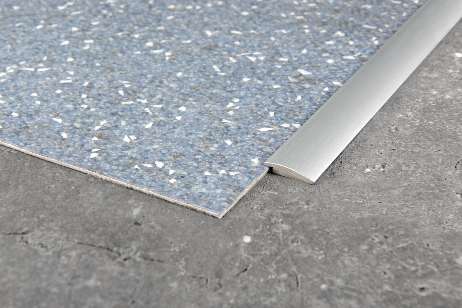 Progress Prolinoleum Öntapadós Eloxált Ezüst Alumínium Szintkiegyenlítő Burkolatváltó profil 38 mm (2,7 m/szál)