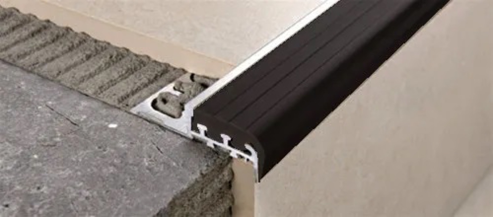 Progress Prostair Polírozott Alumínium Lépcsőprofil Fekete Gumibetéttel 12,5 mm (2,7 m/szál)