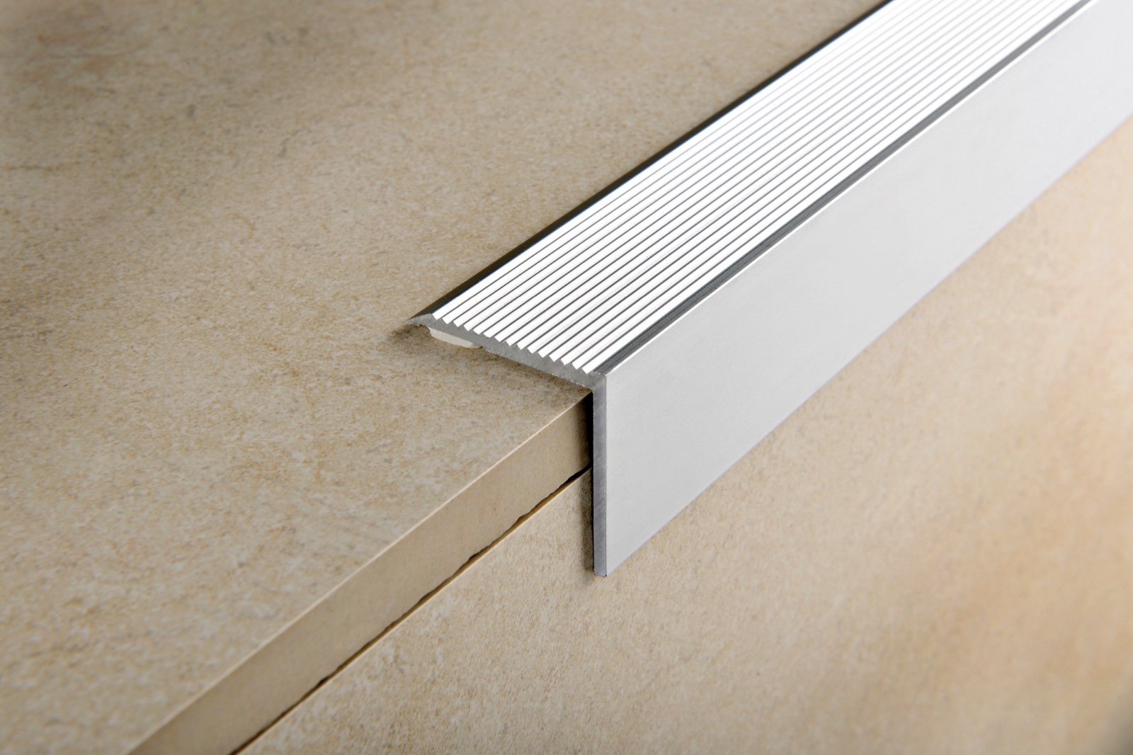 Progress Prowalk Öntapadós Eloxált Ezüst Alumínium Lépcsőprofil 22 x 22 mm (0,9 m/szál)