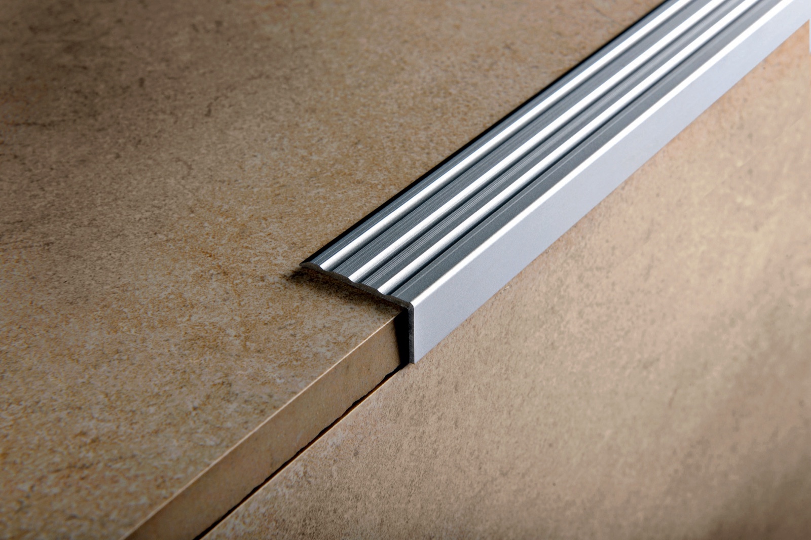 Progress Prowalk 2520 Csavarozható Eloxált Ezüst Alumínium Lépcsőprofil 24 x 20 mm (0,9 m/szál)